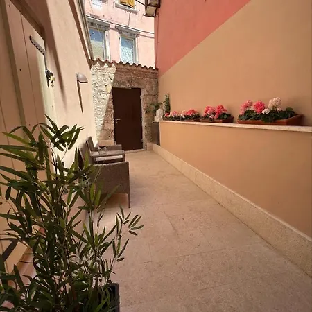 アパート Nea Seaview 3-apartments! ロヴィニ