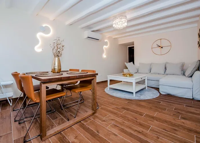 아파트 Villa Seaview! 3-Apartments In Old Town! 로비니