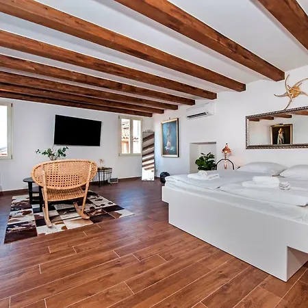 Seaview! 3-apartments In Old Town! *