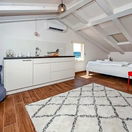 아파트 Seaview! 3-apartments In Old Town!